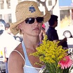 Бритни Спирс попала в объективы фотокамер, когда покупала в Лос-Анджелесе цветы в подарок жениху