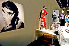 Первая выставка эксклюзивных работ легендарного модельера Ив Сен-Лорана открылась в бывшей штаб-квартире одноименного дома мод в центре Парижа